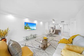 Chic Bayfront Condo With Stunning View