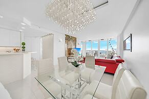 Chic Bayfront Condo With Stunning View
