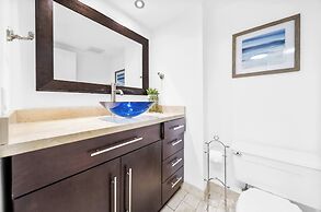 Chic Bayfront Condo With Stunning View