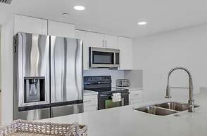 Chic Bayfront Condo With Stunning View