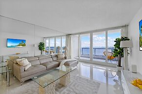 Chic Bayfront Condo With Stunning View