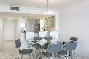 Chic Bayfront Condo With Stunning View