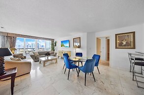 Chic Bayfront Condo With Stunning View
