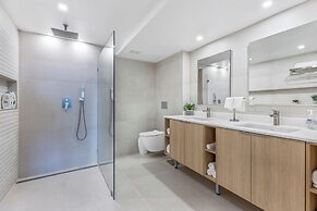 Chic Bayfront Condo With Stunning View