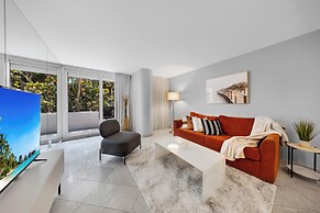 Chic Bayfront Condo With Stunning View