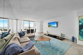 Chic Bayfront Condo With Stunning View