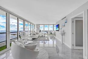 Chic Bayfront Condo With Stunning View