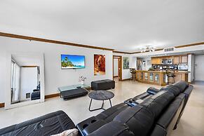 Chic Bayfront Condo With Stunning View