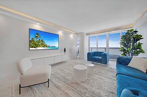 Chic Bayfront Condo With Stunning View