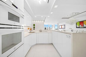 Chic Bayfront Condo With Stunning View