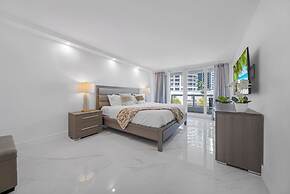 Chic Bayfront Condo With Stunning View