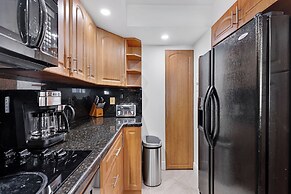 Chic Bayfront Condo With Stunning View