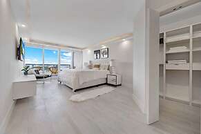 Chic Bayfront Condo With Stunning View