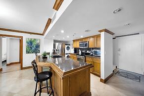 Chic Bayfront Condo With Stunning View