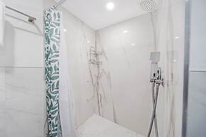 Chic Bayfront Condo With Stunning View