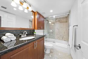 Chic Bayfront Condo With Stunning View