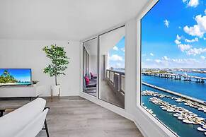 Chic Bayfront Condo With Stunning View