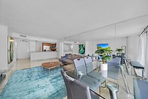 Chic Bayfront Condo With Stunning View