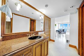 Chic Bayfront Condo With Stunning View