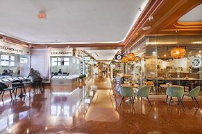 Chic Bayfront Condo With Stunning View