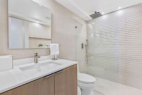 Chic Bayfront Condo With Stunning View