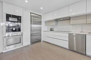 Chic Bayfront Condo With Stunning View