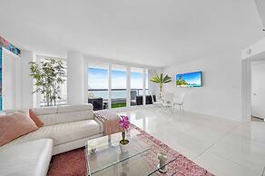 Chic Bayfront Condo With Stunning View