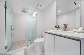 Chic Bayfront Condo With Stunning View