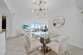 Chic Bayfront Condo With Stunning View