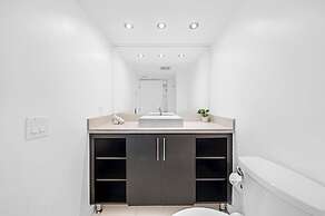 Chic Bayfront Condo With Stunning View