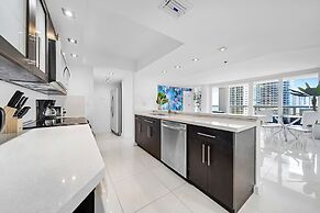 Chic Bayfront Condo With Stunning View
