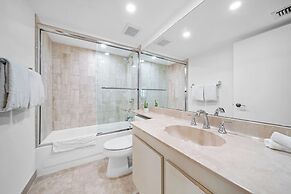 Chic Bayfront Condo With Stunning View