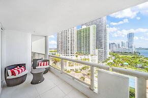 Chic Bayfront Condo With Stunning View