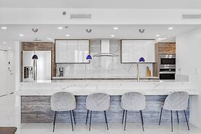 Chic Bayfront Condo With Stunning View