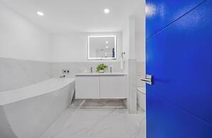 Chic Bayfront Condo With Stunning View