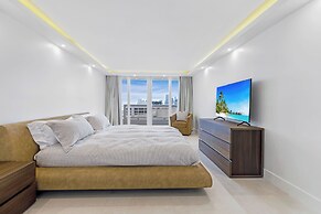 Chic Bayfront Condo With Stunning View