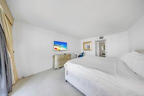 Chic Bayfront Condo With Stunning View