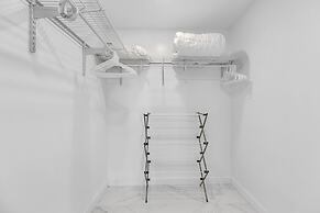 Chic Bayfront Condo With Stunning View