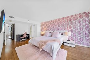 Chic Bayfront Condo With Stunning View