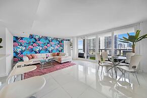 Chic Bayfront Condo With Stunning View