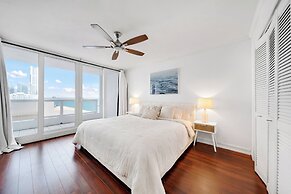 Chic Bayfront Condo With Stunning View