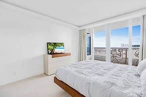 Chic Bayfront Condo With Stunning View