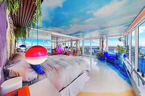 Chic Bayfront Condo With Stunning View