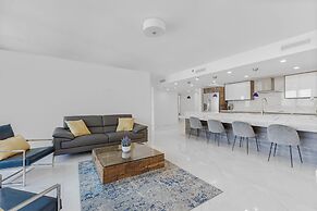 Chic Bayfront Condo With Stunning View