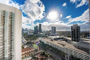 Chic Bayfront Condo With Stunning View