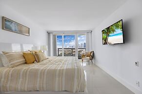 Chic Bayfront Condo With Stunning View