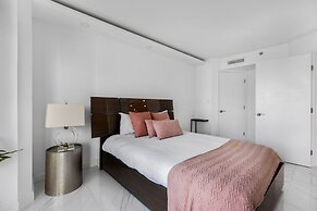 Chic Bayfront Condo With Stunning View