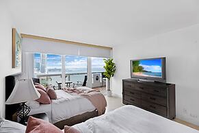 Chic Bayfront Condo With Stunning View