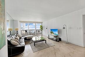 Chic Bayfront Condo With Stunning View