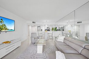 Chic Bayfront Condo With Stunning View